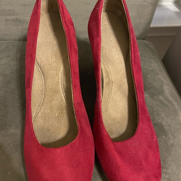 Burgundy wedge heels with gold studs - Picture 4 of 4